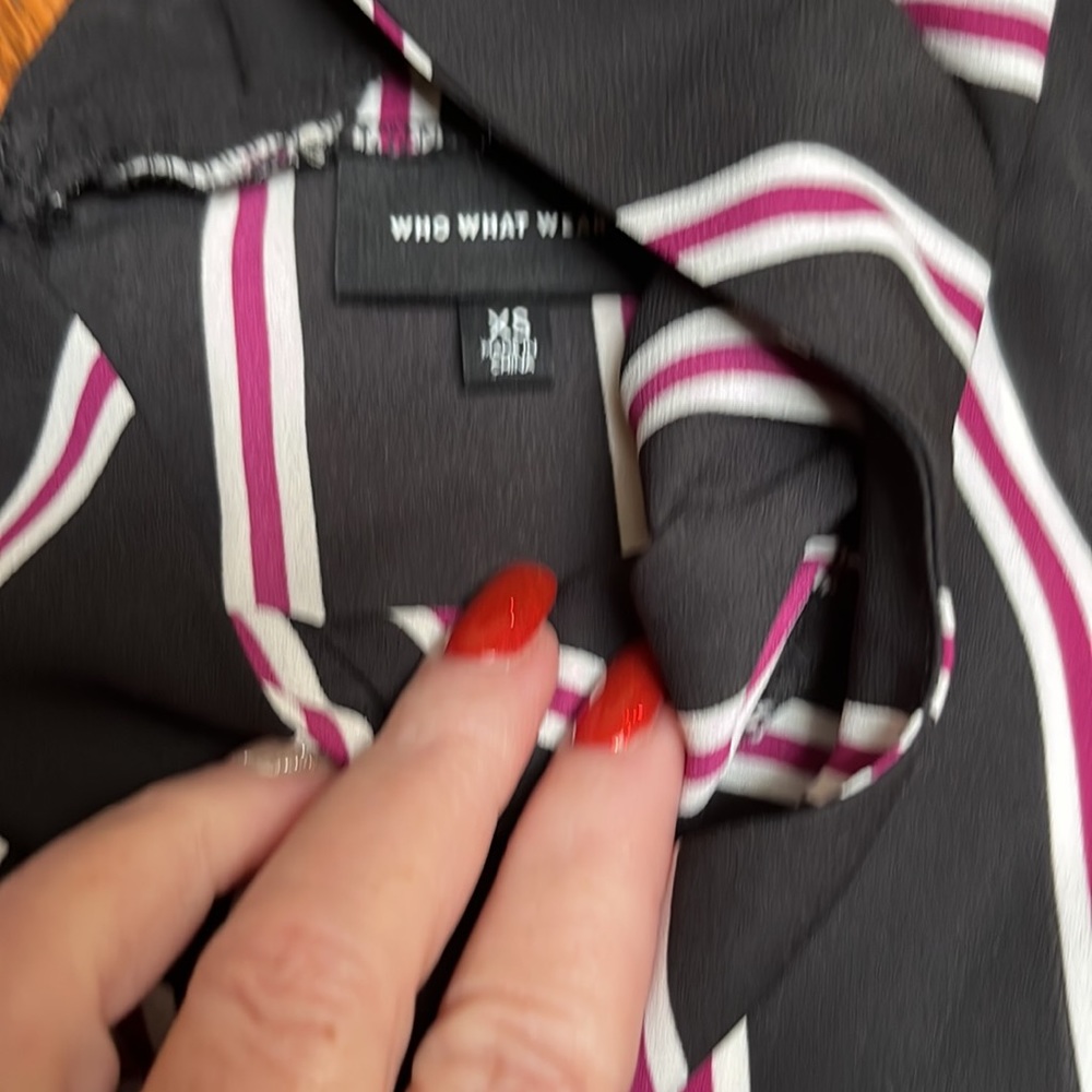 Who What Wear Black Sleeveless Vertical Stripe Blouse - Picture 2 of 6